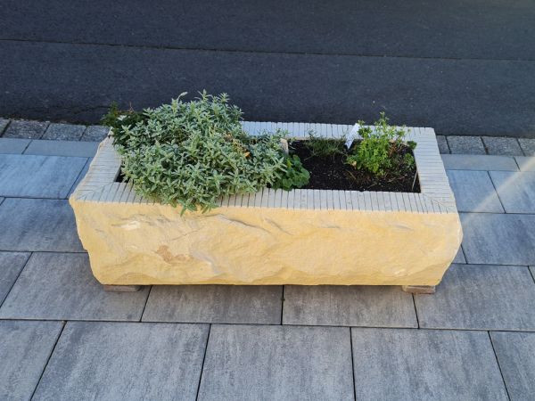 Sandsteintrog – Pflanzkuebel aus Naturstein fuer Garten & Terrasse